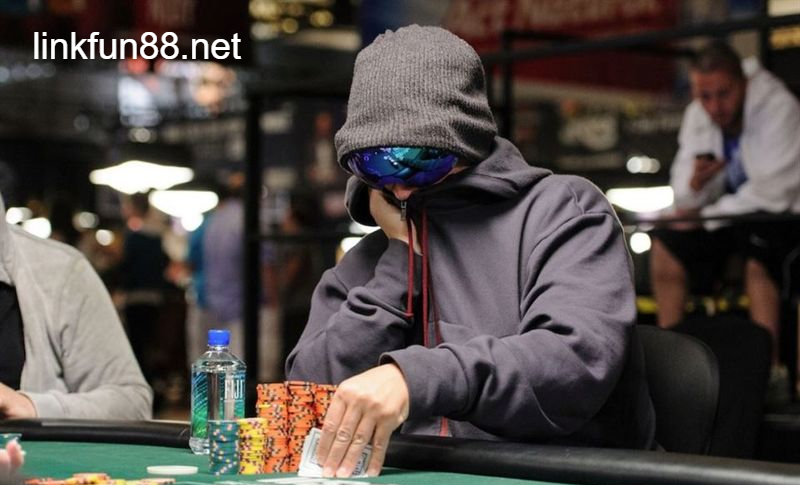 Luôn cẩn thận phân tích khi chơi Poker